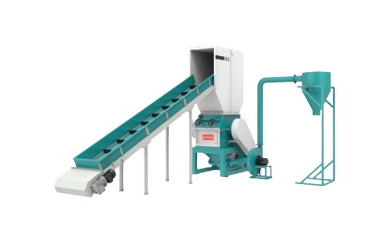 Plastic grinder with feed conveyor