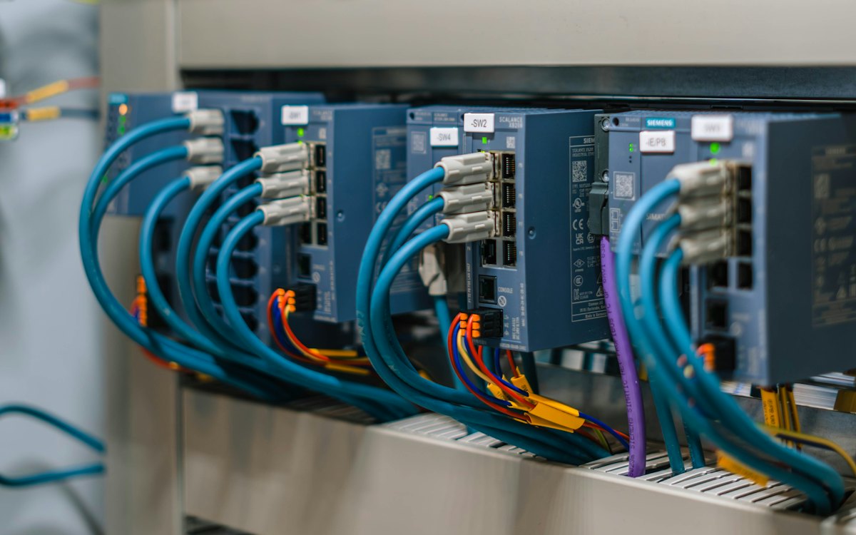 وحدات PLC ووحدات إدخال وإخراج موصولة داخل خزانة تحكم